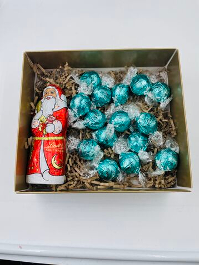 Подарочный набор Lindt (1шт. шоколадный Дед мороз 70 г + конфеты Lindt LINDOR кокос 200 г), в коробке, 270 г