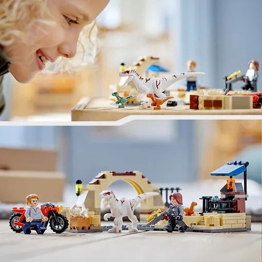 Конструктор LEGO Jurassic World Атроцираптор: погоня на мотоцикле 76945, деталей 169 (из Финляндии)