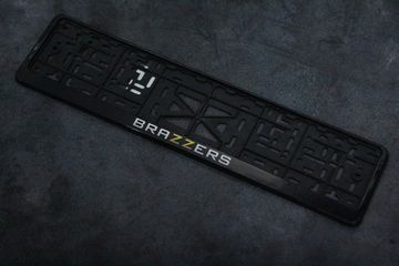 Пластиковая рамка номера с защелкой "Brazzers" (Черная)