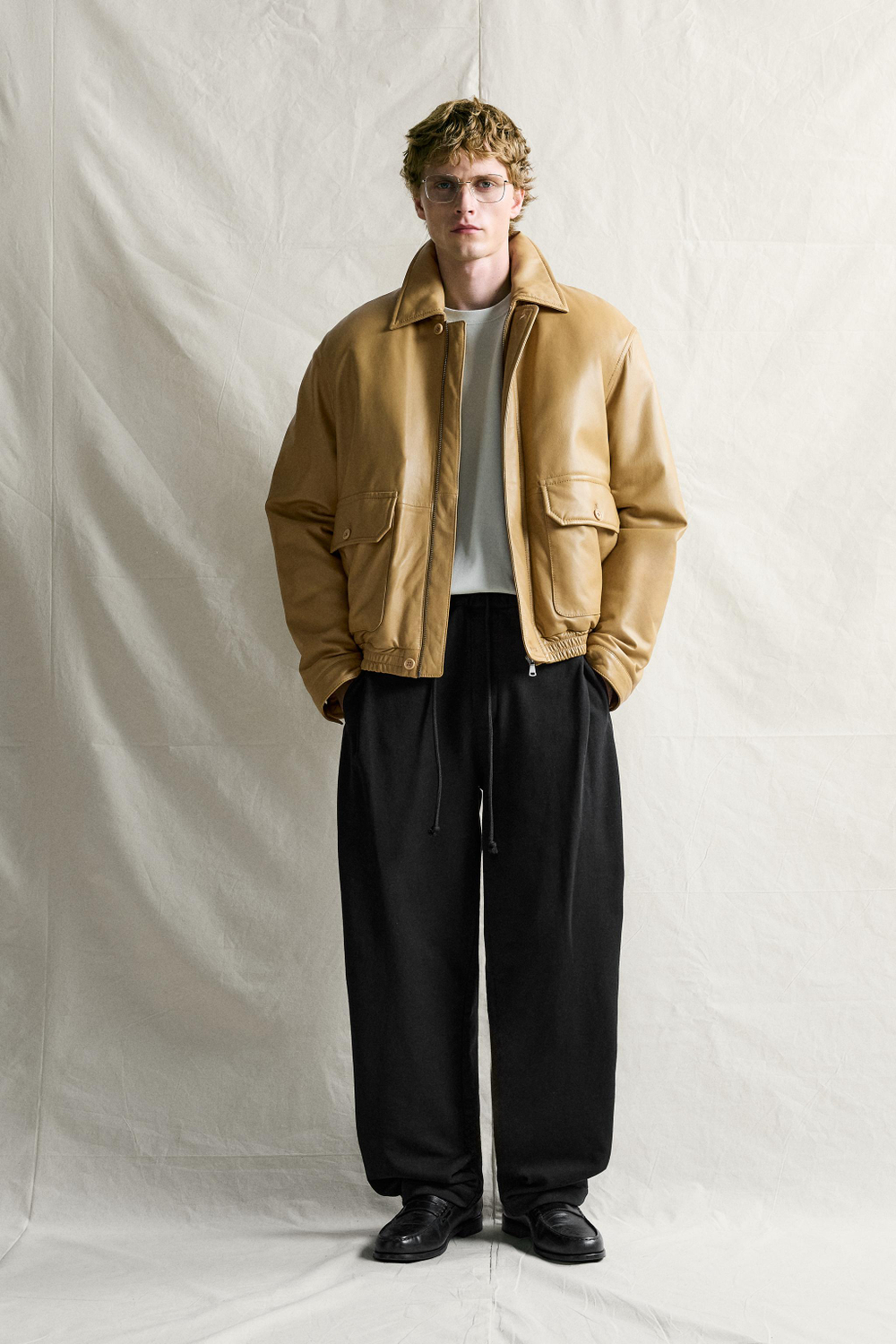 БРЮКИ-ДЖОГГЕРЫ С БОКОВЫМИ СКЛАДКАМИ — ZARA