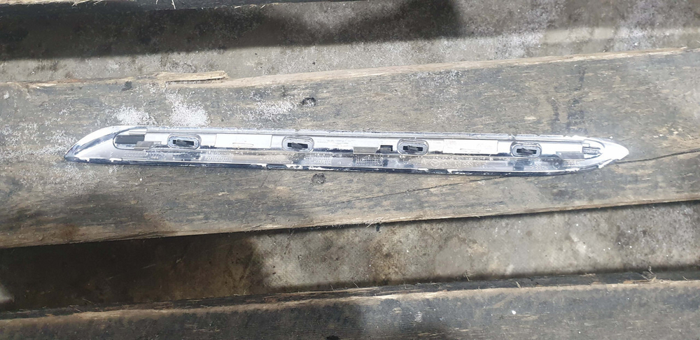Молдинг решетки радиатора Mercedes E (W213) 16-20 Б/У Оригинал A2138880473