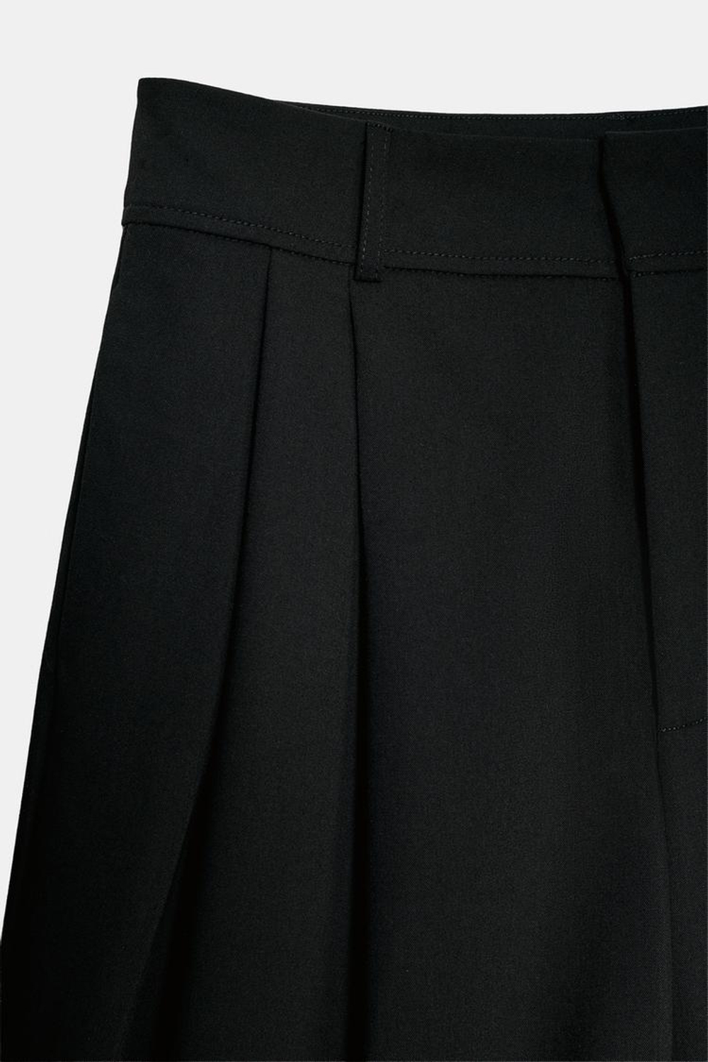 ZARA УДЛИНЕННЫЕ ШОРТЫ СО СКЛАДКАМИ, ЧЕРНЫЙ