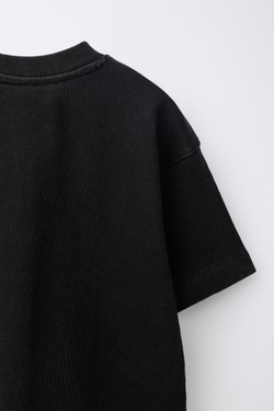 ZARA ФУТБОЛКА С ЭФФЕКТОМ ПОТЕРТОСТИ, КАРМАНОМ И НАШИВКОЙ, ЧЕРНЫЙ