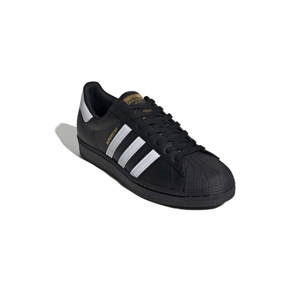 alt="Кроссовки adidas Superstar арт. EG4959 черно-белая расцветка с культовым ракушечным носком вид спереди"