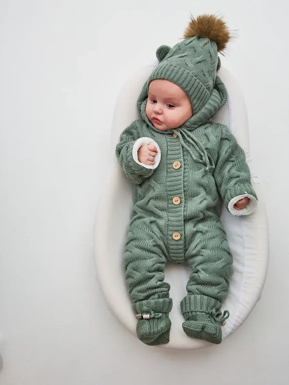 Вязаный комбинезон для новорожденных с мехом