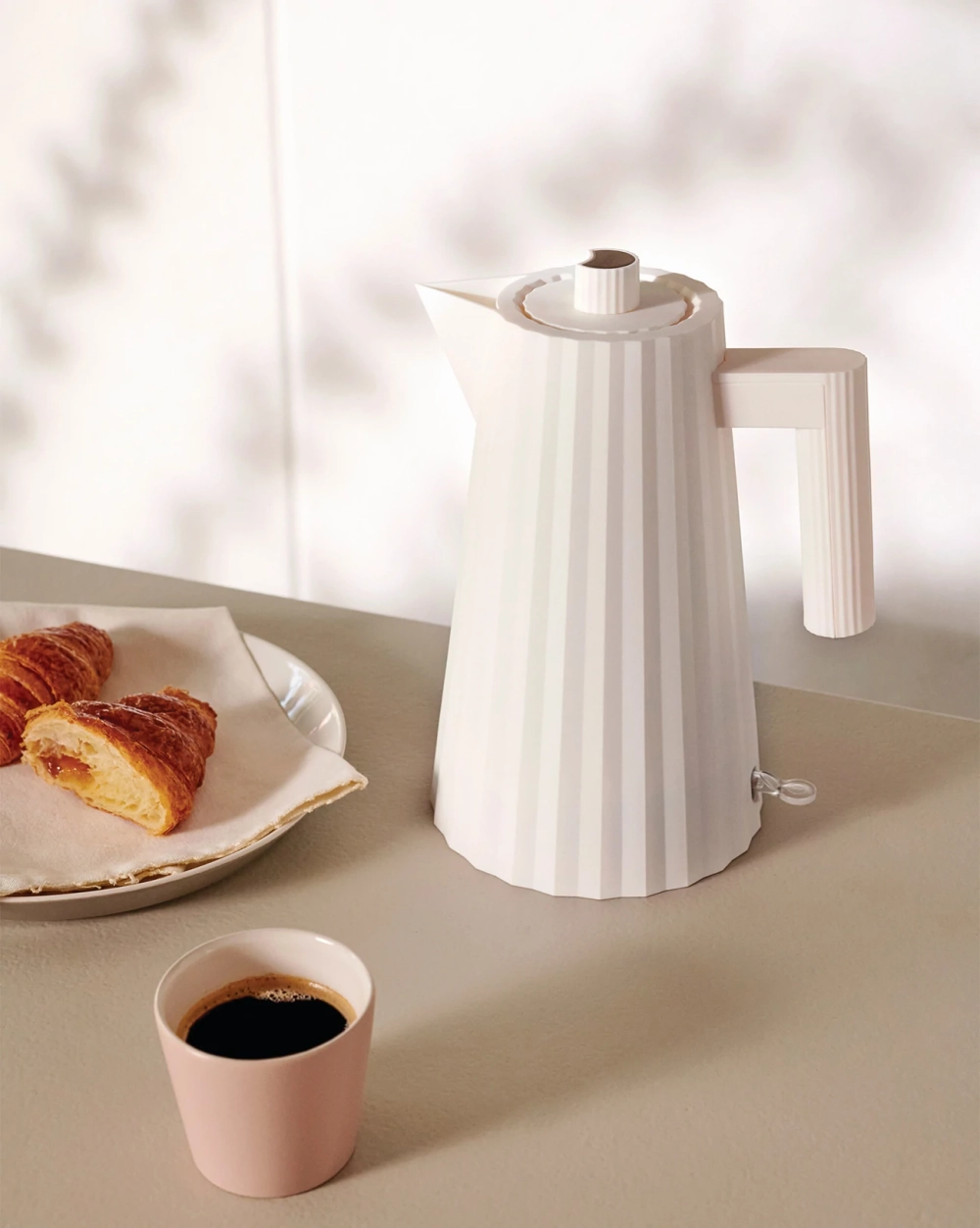 Alessi Электрический чайник Plissé 1 л черный EAN 8003299439577