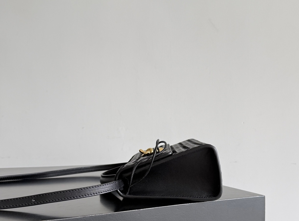 Сумка Bottega Veneta Andiamo Clutch — чёрная — фото 3