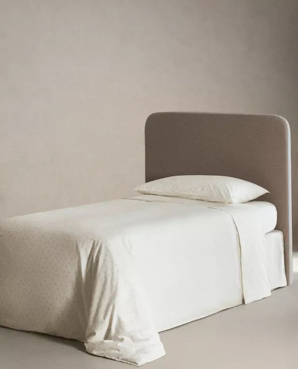ZARA HOME ДЕТСКАЯ ПРОСТЫНЯ НА РЕЗИНКЕ С ЦВЕТОЧНЫМ ПРИНТОМ, СИНИЙ