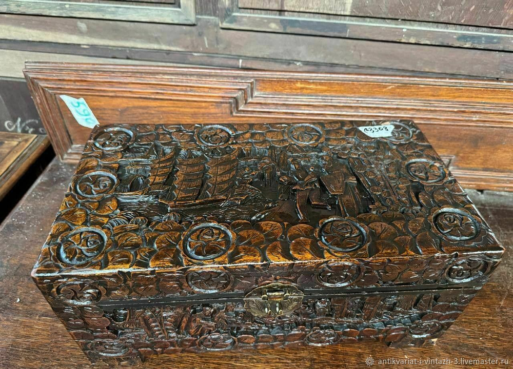 Старинный небольшой сундук в китайском стиле