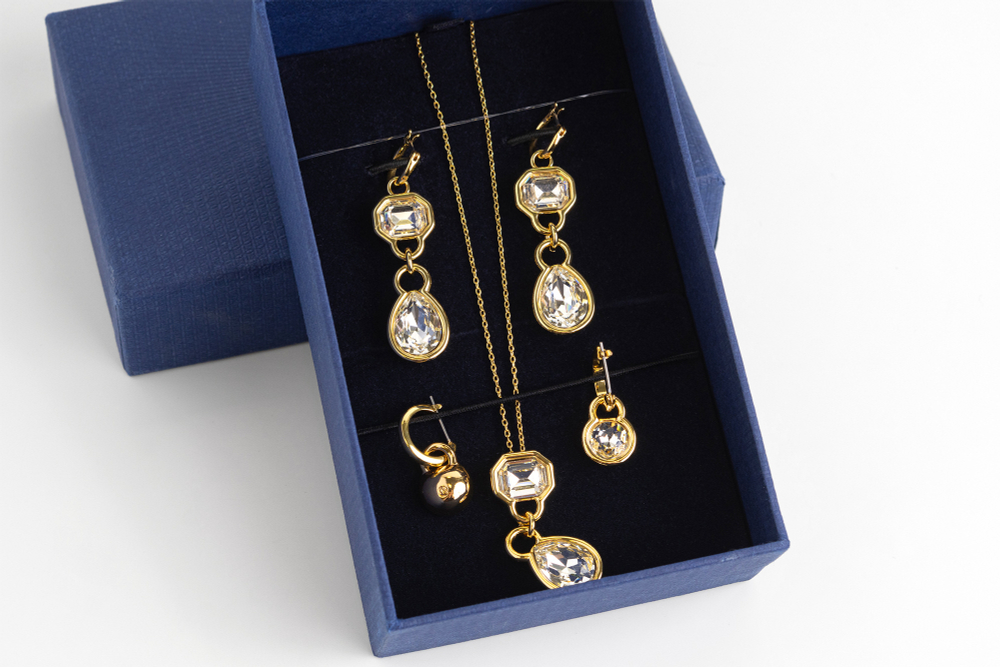 Комплект Swarovski из двух пар серег и колье с подвесами с бесцветными вставками
