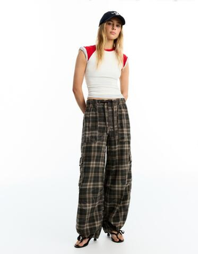 Женские брюки-карго парашюты в клетку - BERSHKA