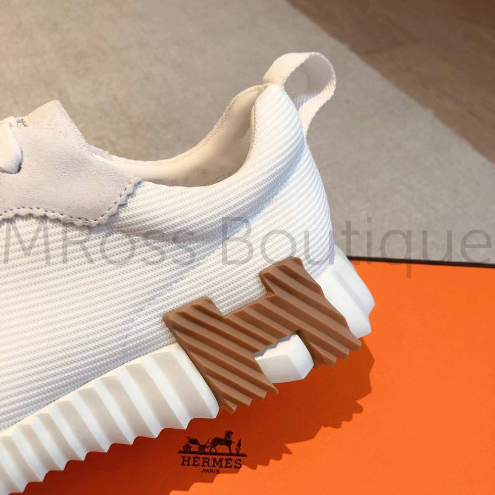 Женские кроссовки Hermes Bouncing белого цвета с черными и коричневыми буквами на подошве