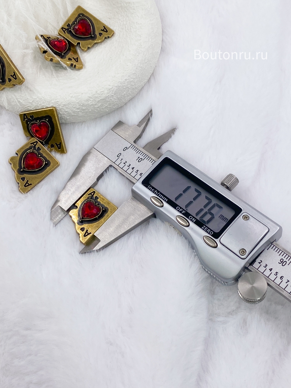 Пуговицы бронзовые в форме "Игральной карты" с красным камнем скидка