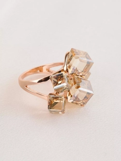 Кольцо коктейльное Мираж с кубиками Swarovski цвета шампань