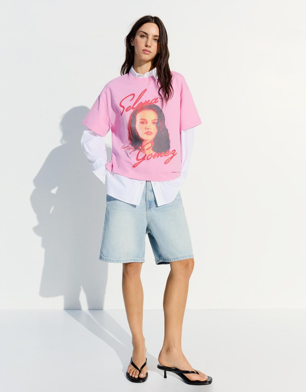 BERSHKA Футболка с короткими рукавами и принтом Selena Gomez, розовый