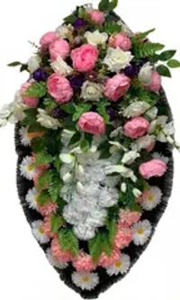 Траурный венок из искусственных розовых пионов и белых ромашек