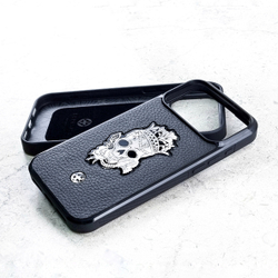 Чехол iPhone 18 Pro Max Euphoria HM Princess Calavera — силиконовое основание с логотипом Euphoria мягкая внутренняя отделка серебряный медальон череп в короне с цветами мелкозернистая кожа металлический шильд белый мрамор