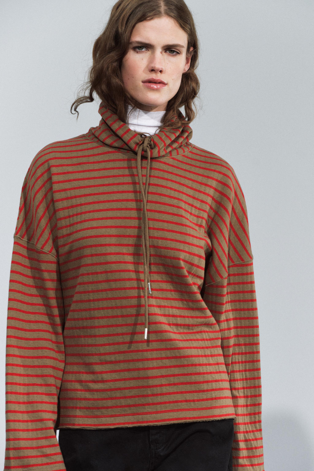 ТОЛСТОВКА В ПОЛОСКУ — ZARA