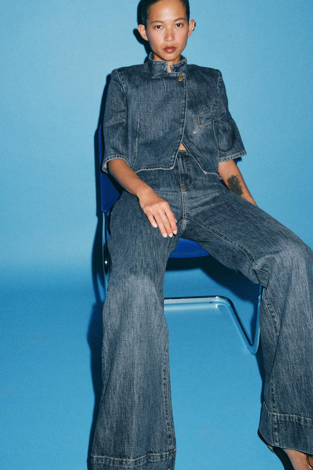 ZARA УКОРОЧЕННЫЙ ДЖИНСОВЫЙ БЛЕЙЗЕР ZW COLLECTION, СИНИЙ