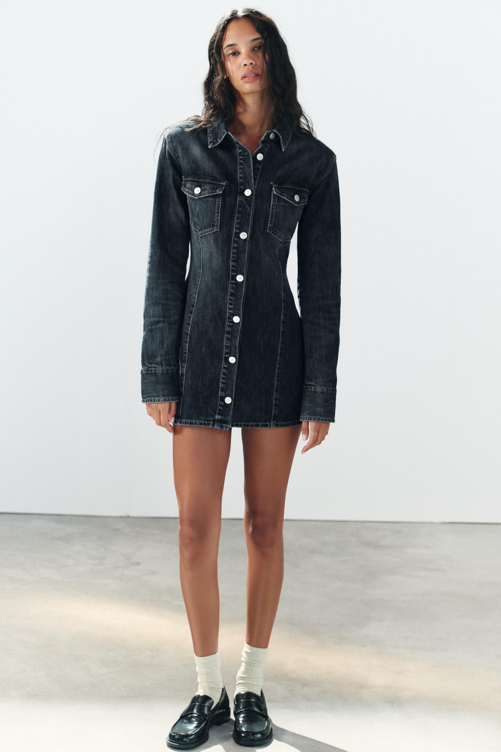 ДЖИНСОВОЕ МИНИ-ПЛАТЬЕ TRF С НАКЛАДКАМИ НА ПЛЕЧАХ — ZARA