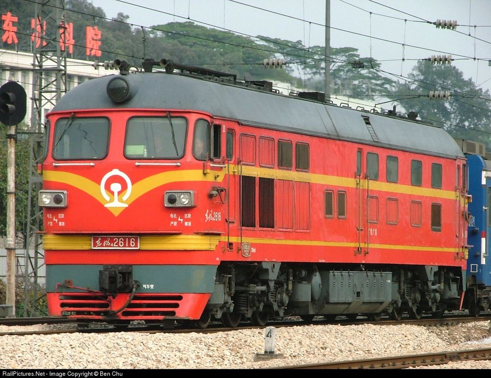 железная дорога aole 22899 , модель тепловоза Dongfeng 4B с двумя вагонами , размер путей 2.3 м на 1.03 м , цвет оранжевый