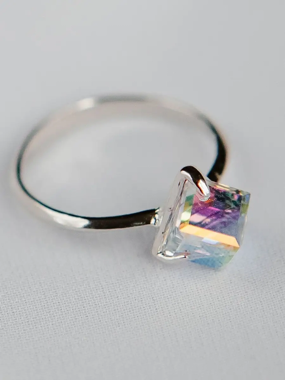 Кольцо Миражи тонкое с кристаллом-хамелеоном Swarovski