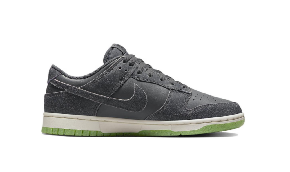 alt="Nike Dunk Low PRM Halloween DQ7681-001 мужские кроссовки серые с зеленой подошвой вид сбоку на белом фоне"
