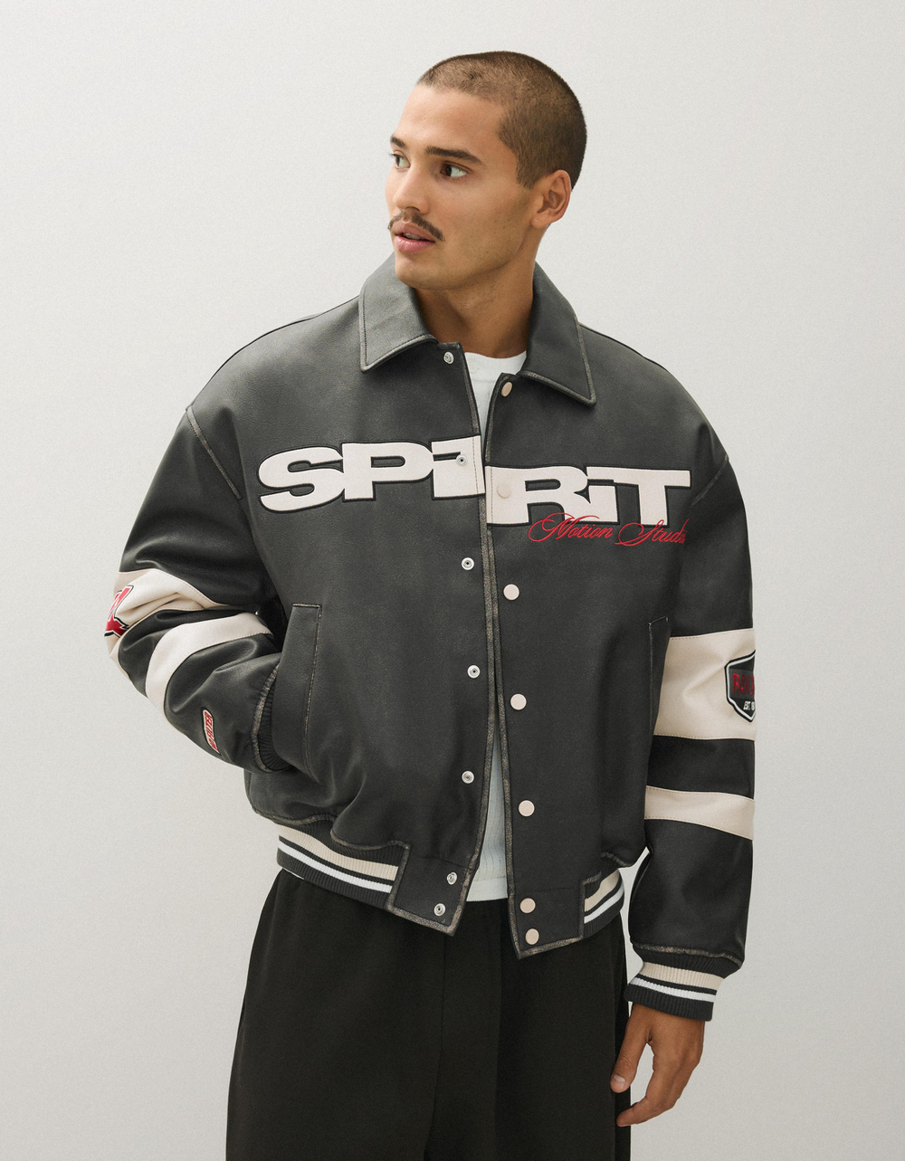 Мужская куртка из искусственной кожи с графическим принтом, арт. 2561/677 - BERSHKA