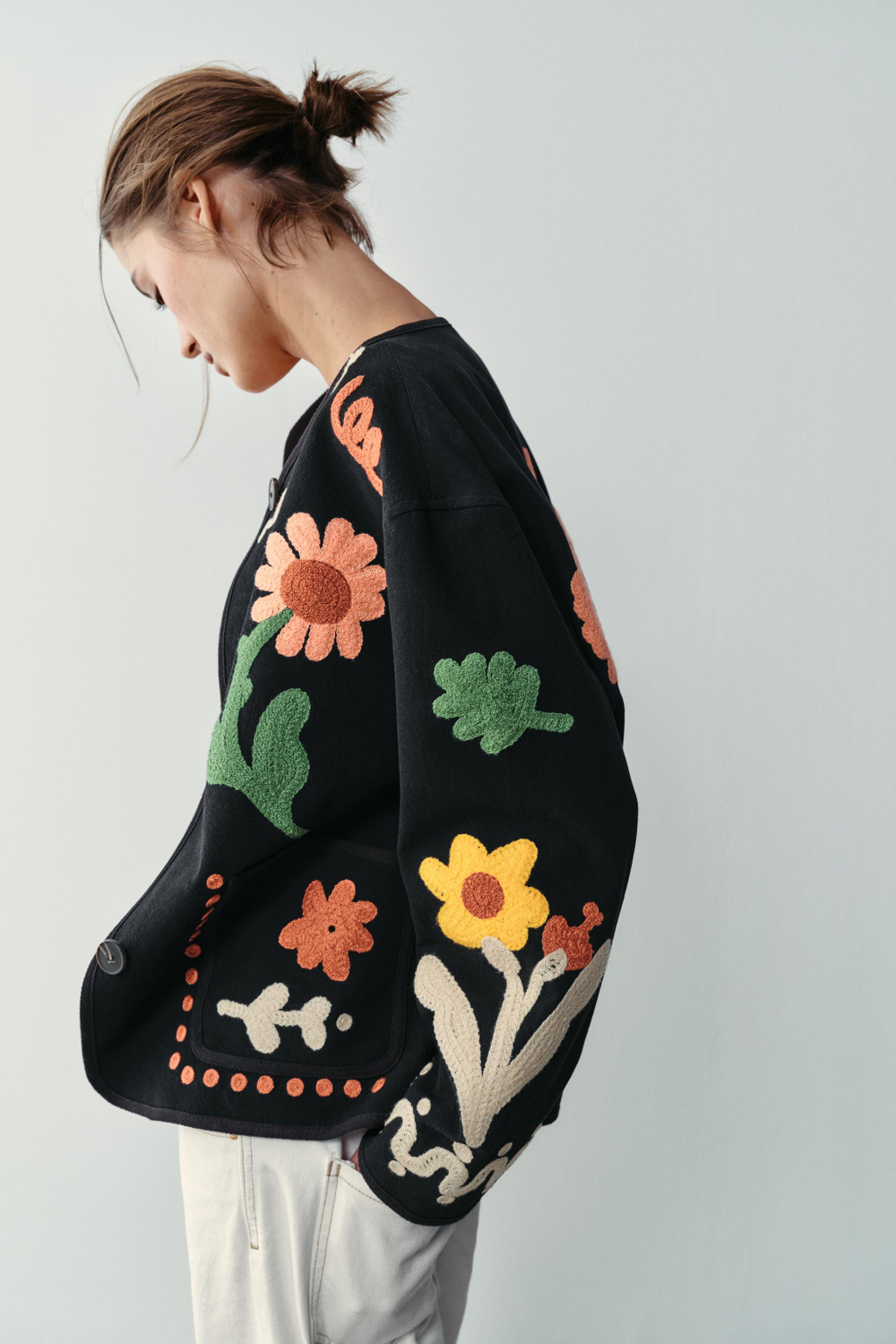 ZARA КУРТКА С ЦВЕТОЧНОЙ ВЫШИВКОЙ, ЧЕРНЫЙ