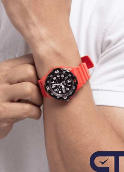 CASIO MRW-200HC-4B — спортивные аналоговые часы с красным корпусом и вращающимся безелем