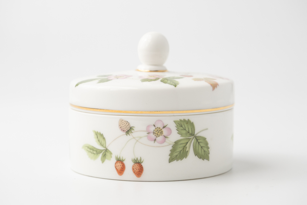 Шкатулка из костяного фарфора с изображением лесной земляники из коллекции Wild Strawberry
