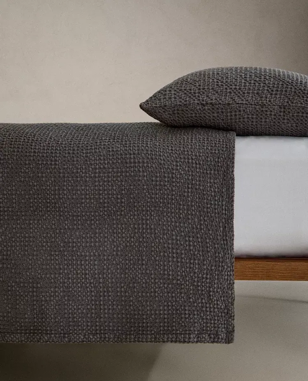 ZARA HOME ВАФЕЛЬНОЕ ПОКРЫВАЛО, ТЕМНО-СЕРЫЙ