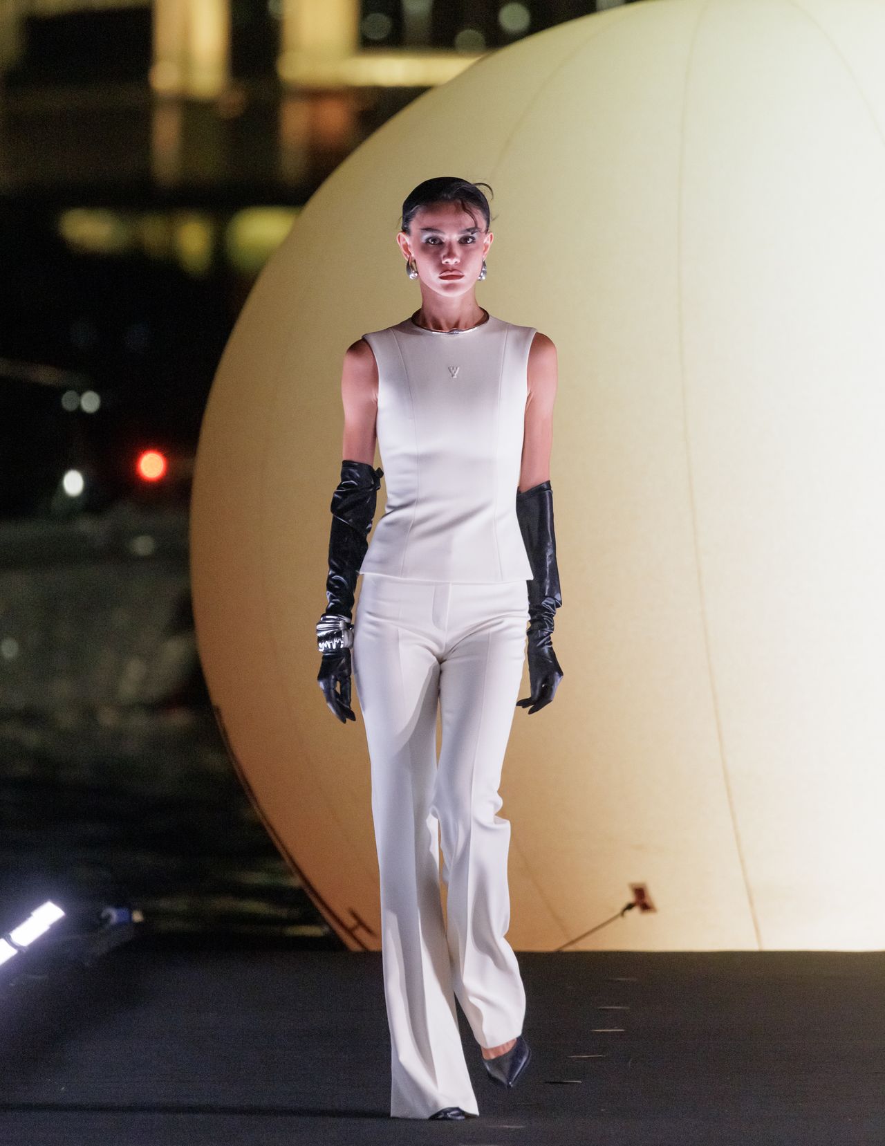 Look 16