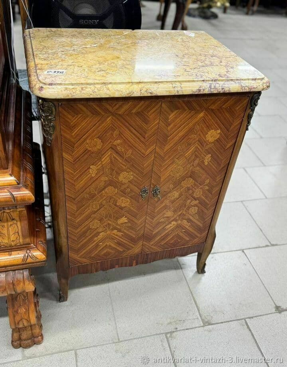 Старинная тумба с маркетри