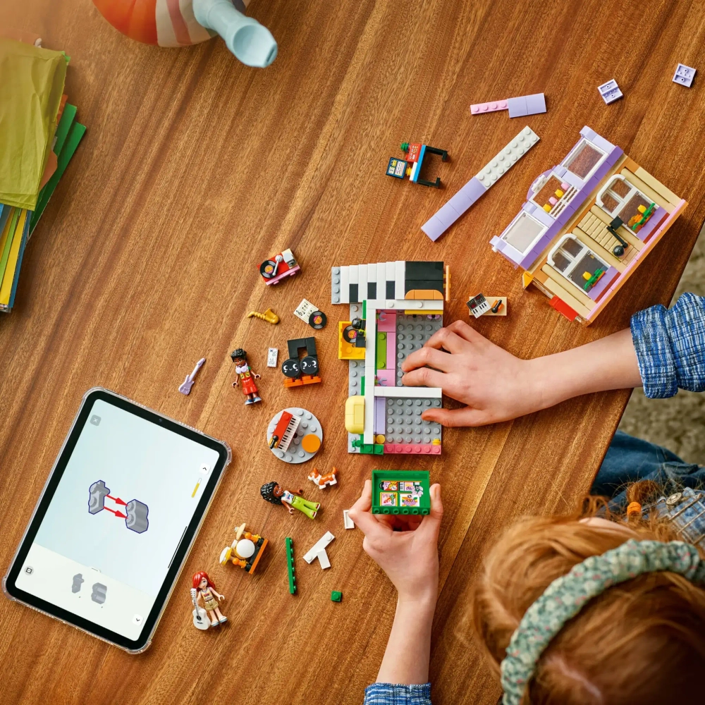 Конструктор LEGO Friends 42653 Музыкальный магазин и апартаменты