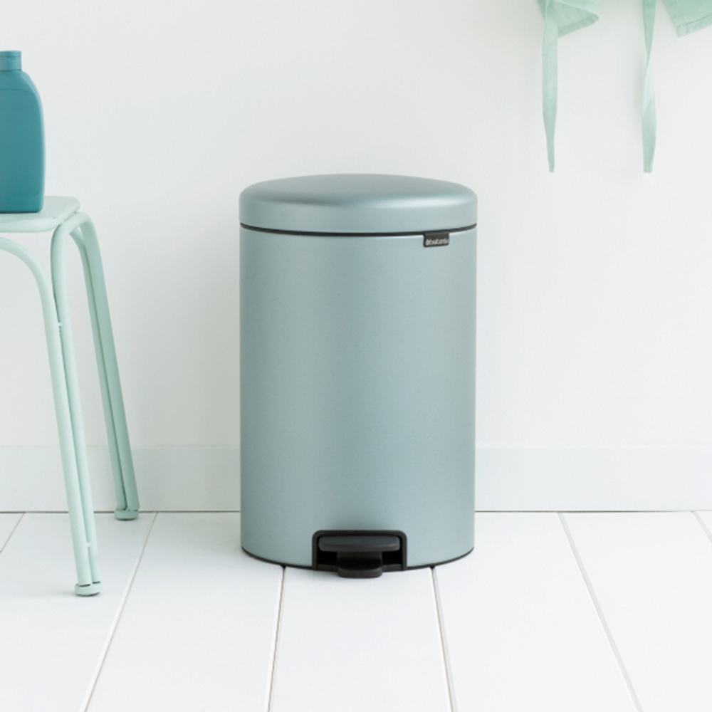 Ведро Brabantia NewIcon 20л мятный металлик в интерьере