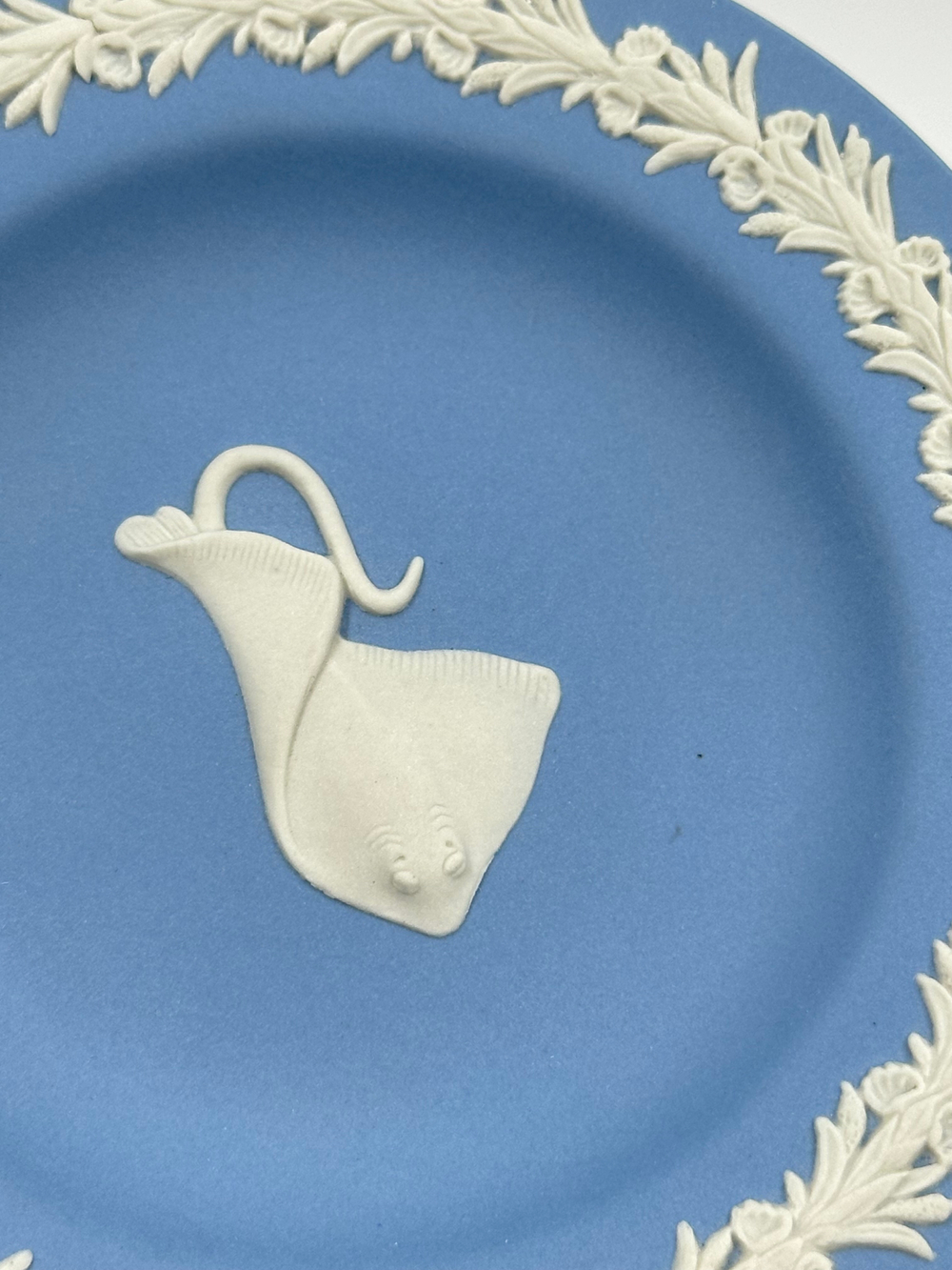 Декоративная тарелочка Скат Wedgwood голубая