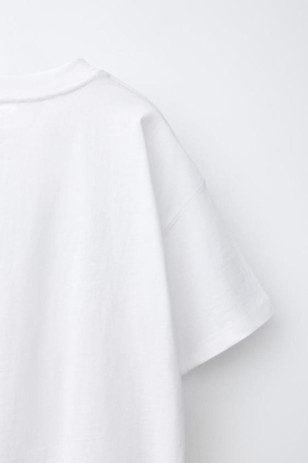 ZARA ФУТБОЛКА В СТИЛЕ ПРЕППИ С ГРАФФИТИ, БЕЛЫЙ