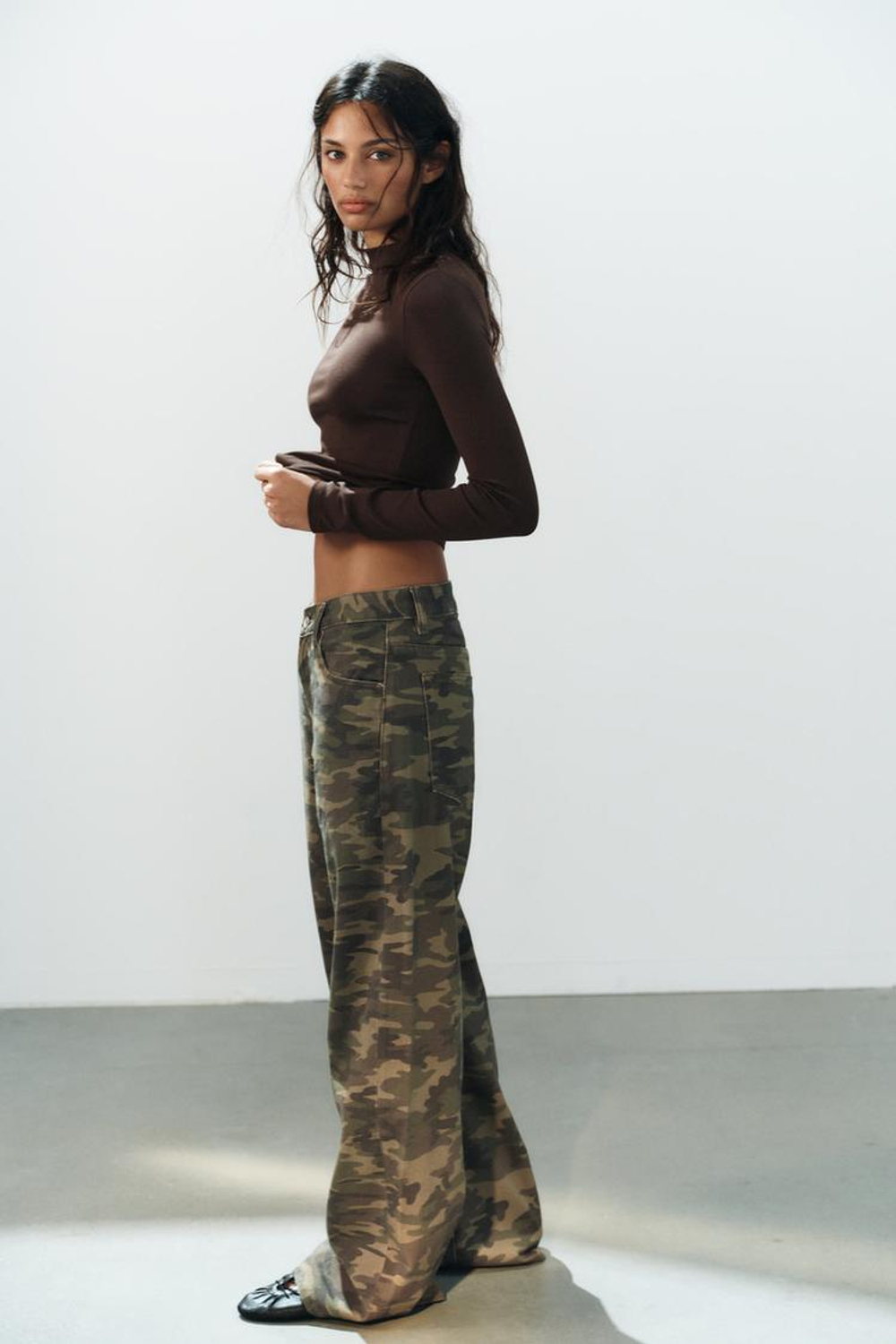 ZARA ДЖИНСЫ TRF BAGGY С ПРИНТОМ, ХАКИ