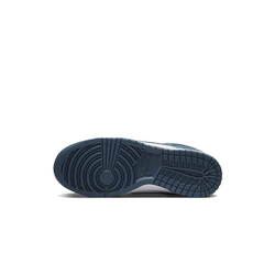 alt="Белый нейлоновый язычок с синей окантовкой на Nike Dunk Low Retro"