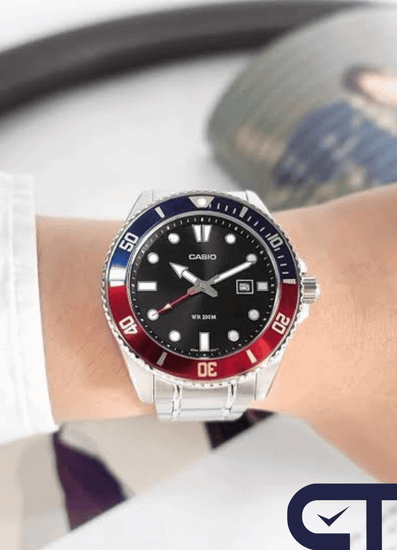 Casio MDV-107D-1A3 часы наручные мужские — красно-синий безель, стальной браслет и WR200