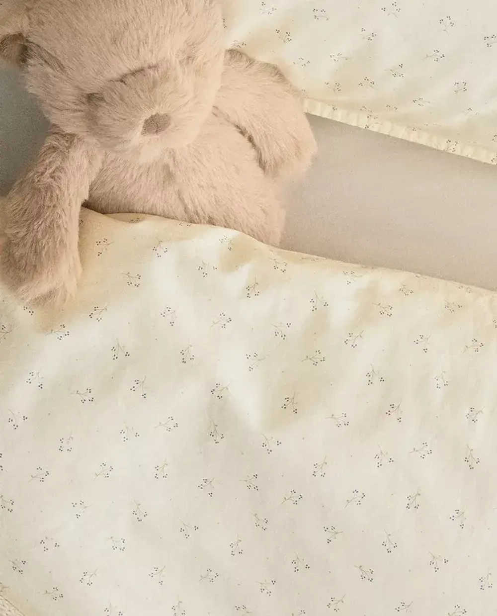 ZARA HOME ДЕТСКИЙ ПОДОДЕЯЛЬНИК С ЦВЕТОЧНЫМ ПРИНТОМ, СИНИЙ