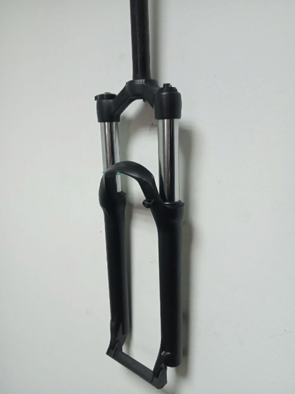 Вилка амортизационная TRIX 27.5"х1-1/8", алюминий, пружинно-эластомерная, безрезьбовой шток 260мм, ход 100мм, Disk тормоз, блокировка хода механическая, регулировка преднагрузки, матовая черная