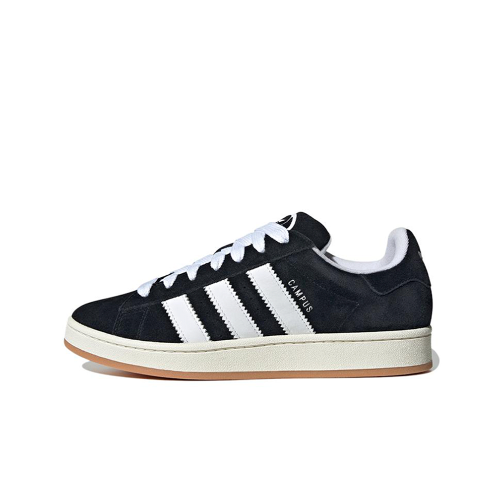 alt="adidas Campus 00s Core Black HQ8708 черные замшевые кроссовки с белыми полосками и кремовой подошвой вид сбоку на белом фоне"