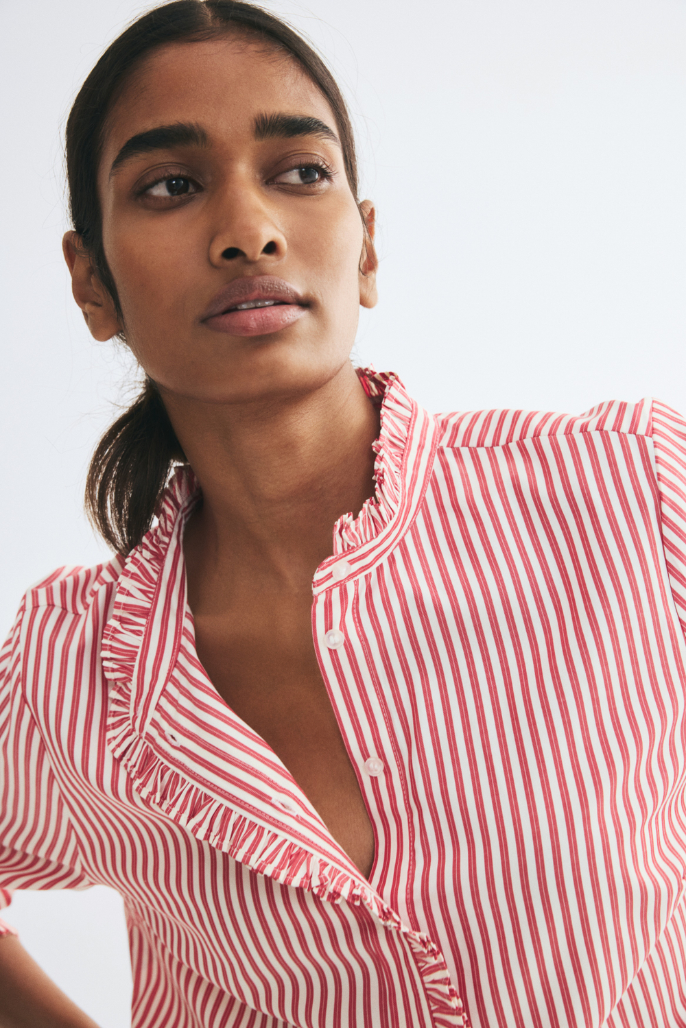 Блузка с оборками и пуговицами спереди - H&M