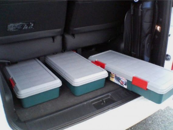 Экспедиционный ящик IRIS RV Box 770F в багажнике.