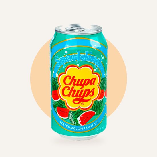 Газированный напиток Chupa Chups со вкусом арбуза — на фирменном фоне OH MY GEEK
