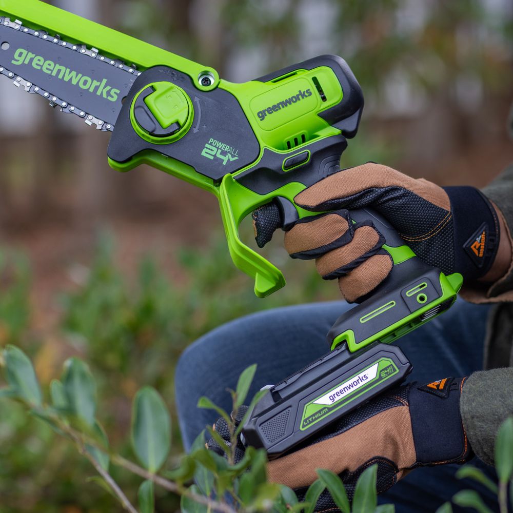 Цепная мини пила аккумуляторная Greenworks GD24CSMNX Арт. 2008707UB, 24V, 15см, бесщеточная, в комплекте АКБ 4 А·ч и ЗУ в сумке