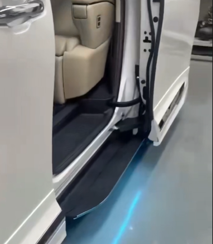 Электрические боковые пороги с подсветкой для Toyota Alphard и Vellfire 2018+