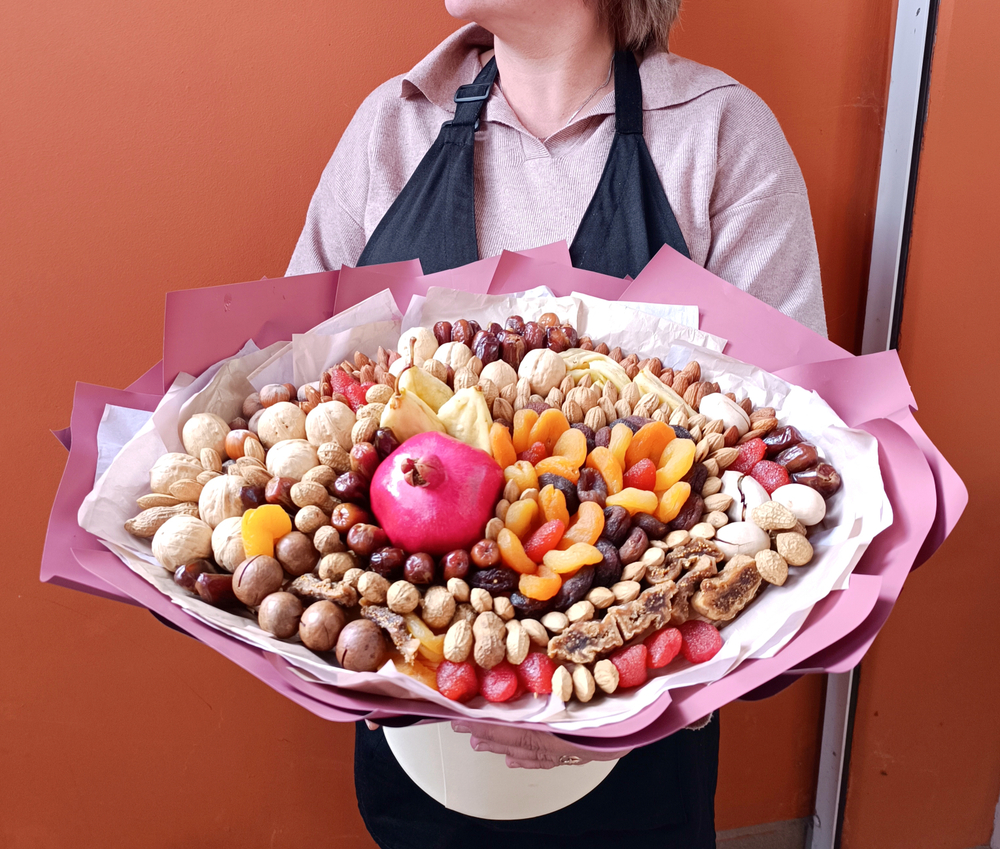 Букет с гранатом, орехами и сухофруктами